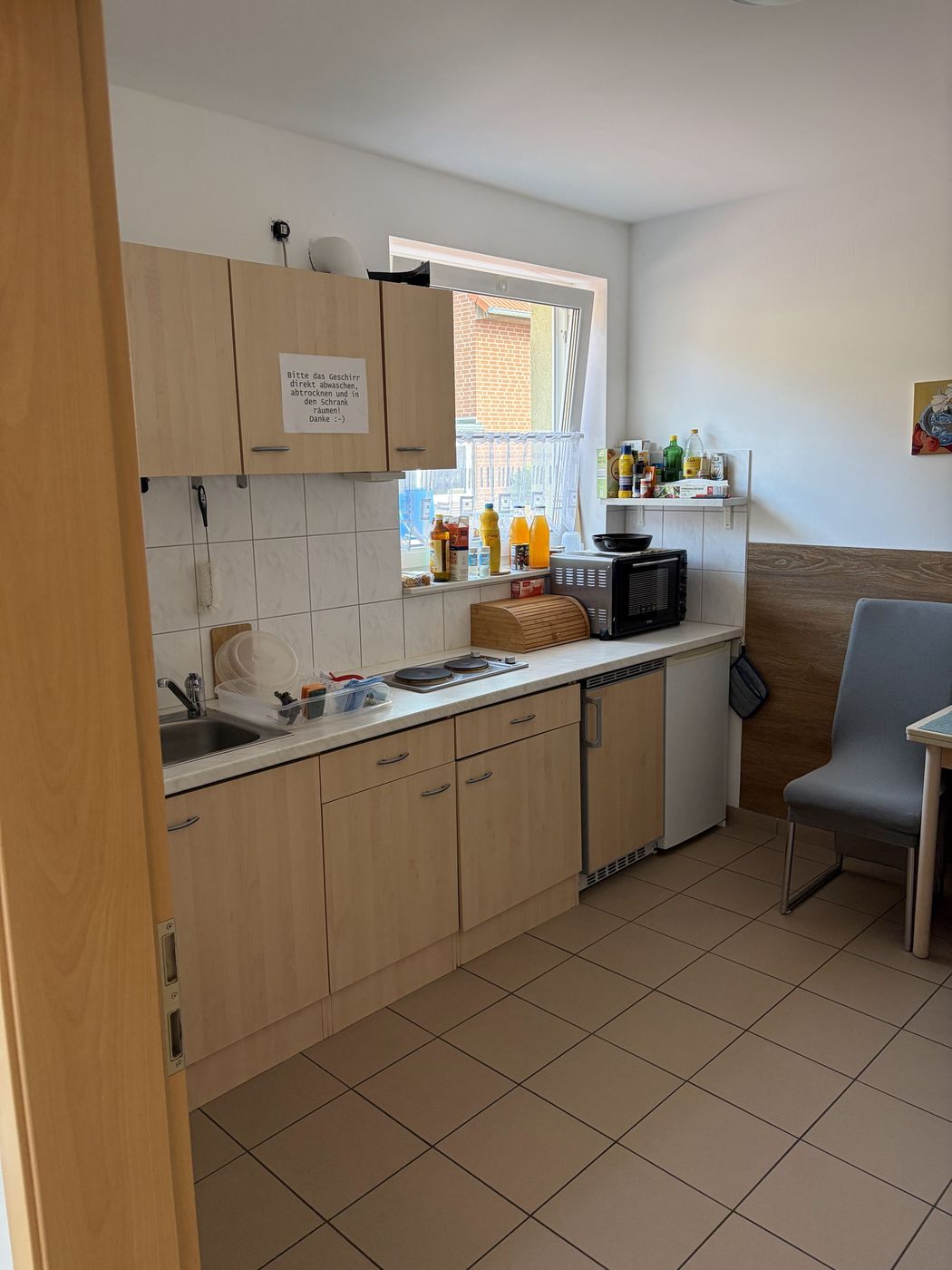 Küche mit Herd, Backofen und Kühlschrank