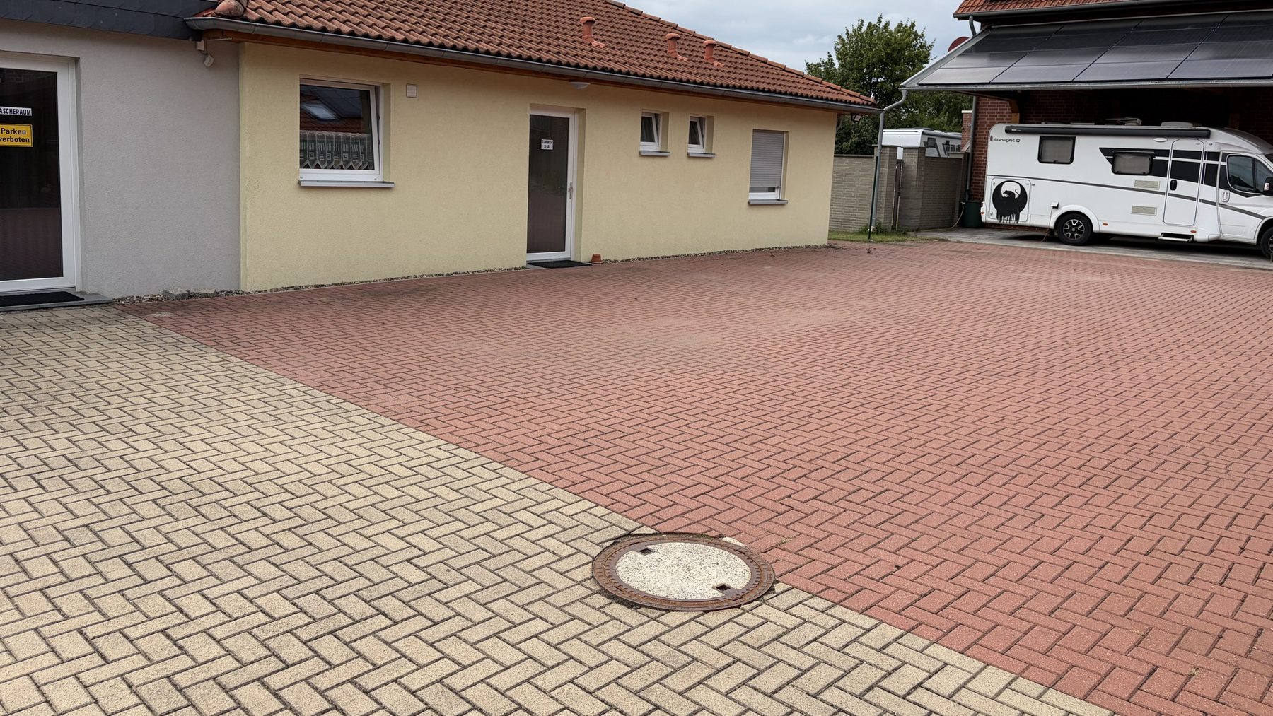 Gepflasterter Hof mit Parkplätzen, auch für Transporter