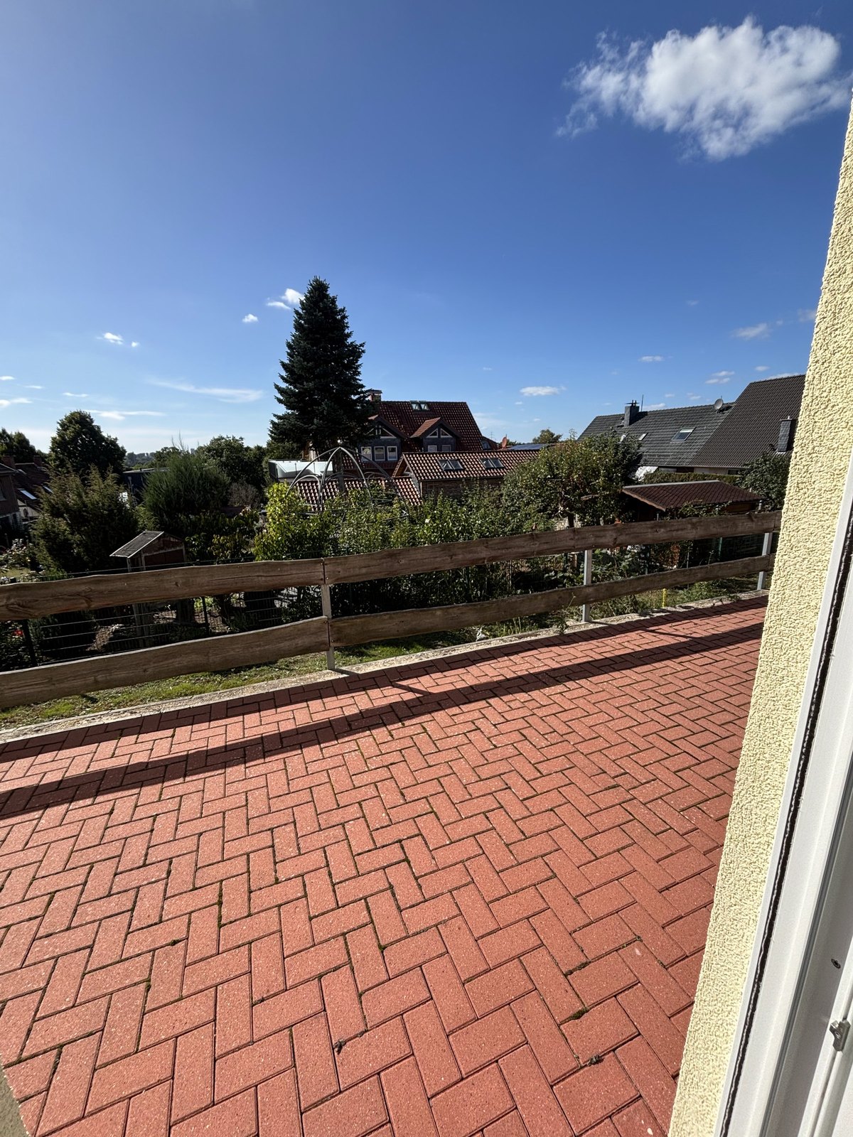 Große gepflasterte Terrasse mit Blick ins Grüne